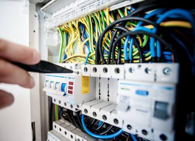 Çayyolu en yakın elektrikçi: Acil elektrik arıza tespiti, sigorta atması ve priz onarımı hizmetleri. Uzman Çayyolu elektrik ustası sigorta kutusu tamiri yapıyor.