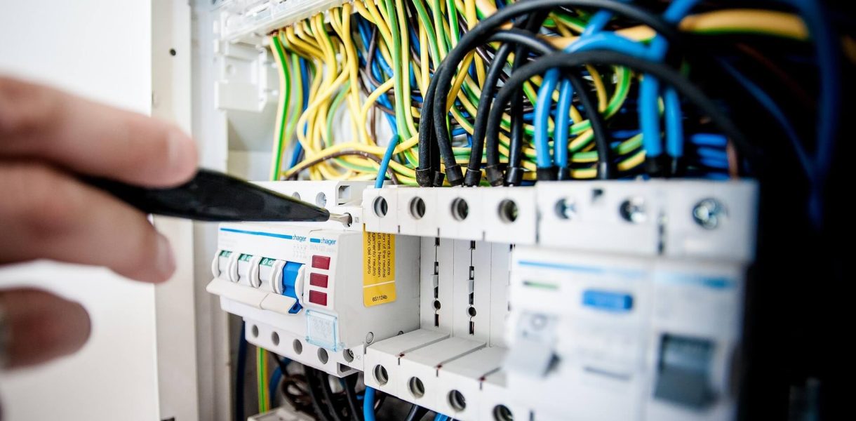 Çayyolu en yakın elektrikçi: Acil elektrik arıza tespiti, sigorta atması ve priz onarımı hizmetleri. Uzman Çayyolu elektrik ustası sigorta kutusu tamiri yapıyor.