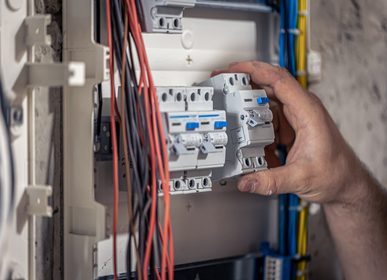 Çayyolu elektrik güvenliği: Zorunlu kaçak akım rölesi montajı, topraklama hattı kurulumu ve elektrik sigorta panosu yenileme uzman Çayyolu elektrik ustası hizmeti.