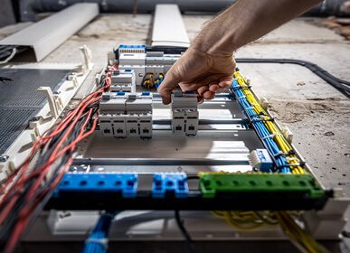 Çayyolu elektrik tesisatı yenileme: Sigorta panosu değişimi, eski tesisat yenileme ve komple kablolama. Uzman Çayyolu elektrikçi kadrosuyla güvenli ve garantili işler.